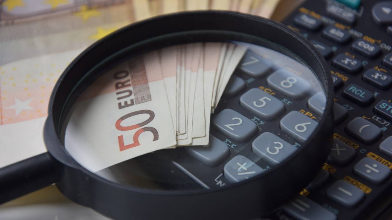 Dinheiro e calculadora