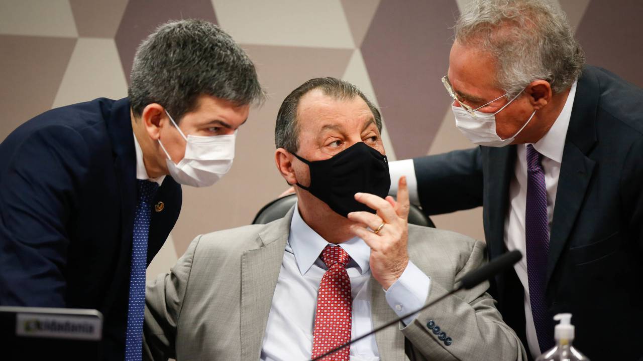 Na foto, os senadores Randolfe, Omar e Renan.