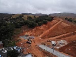 Imagem aérea mostra carros da fiscalização em grande área desmatada