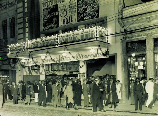 Foto preta e branco do cinema Para Todos, na Rua Arquias Cordeiro, Méier, em 1935.