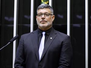 frota Foto do deputado Alexandre Frota de terno e camisa pretos e gravata branca