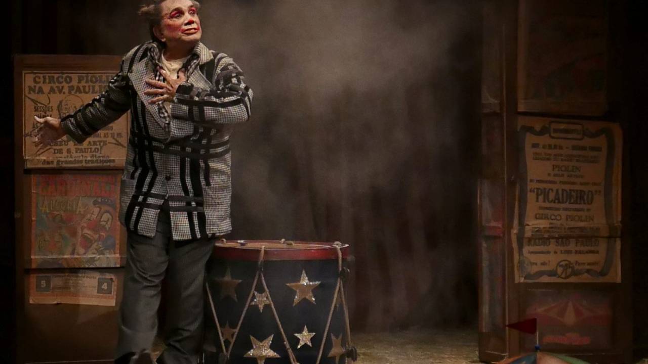 Dedé Santana vestido de palhaço com um tambor