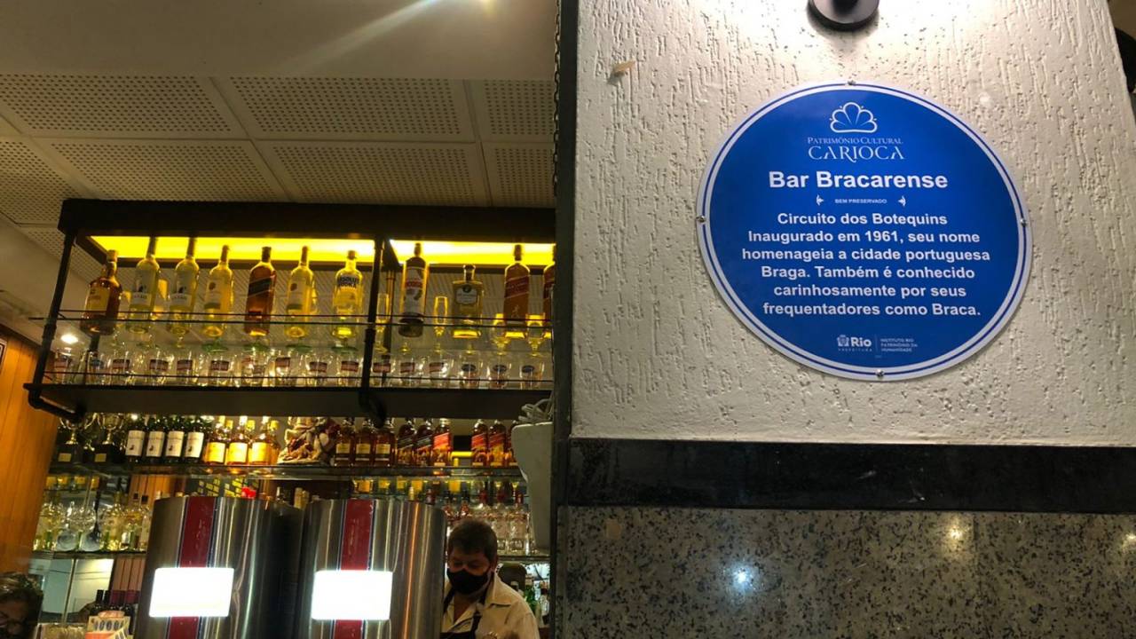 Foto mostra placa em reconhecimento ao botequim Bracarense como Patrimônio Cultural Carioca