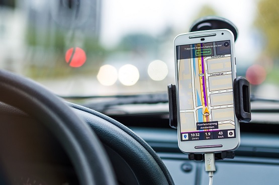 Foto mostra celular com mapa em aplicativo