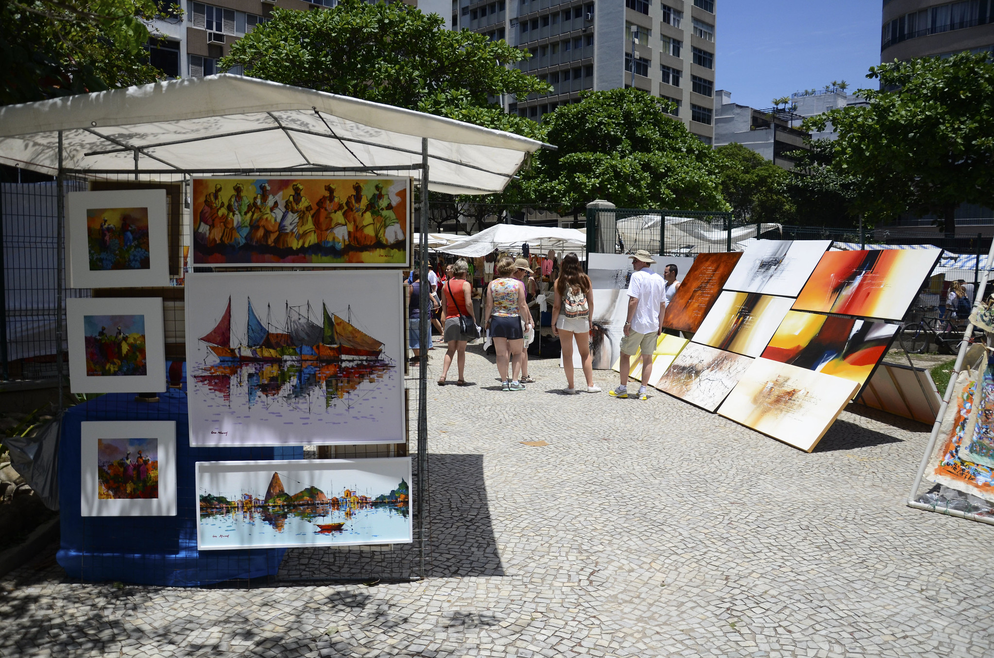 Fto mostra feira com obras de arte