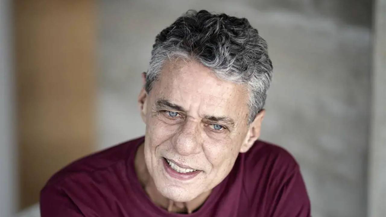O artista Chico Buarque foi clicado de cima. Ele usa camisa vinho.