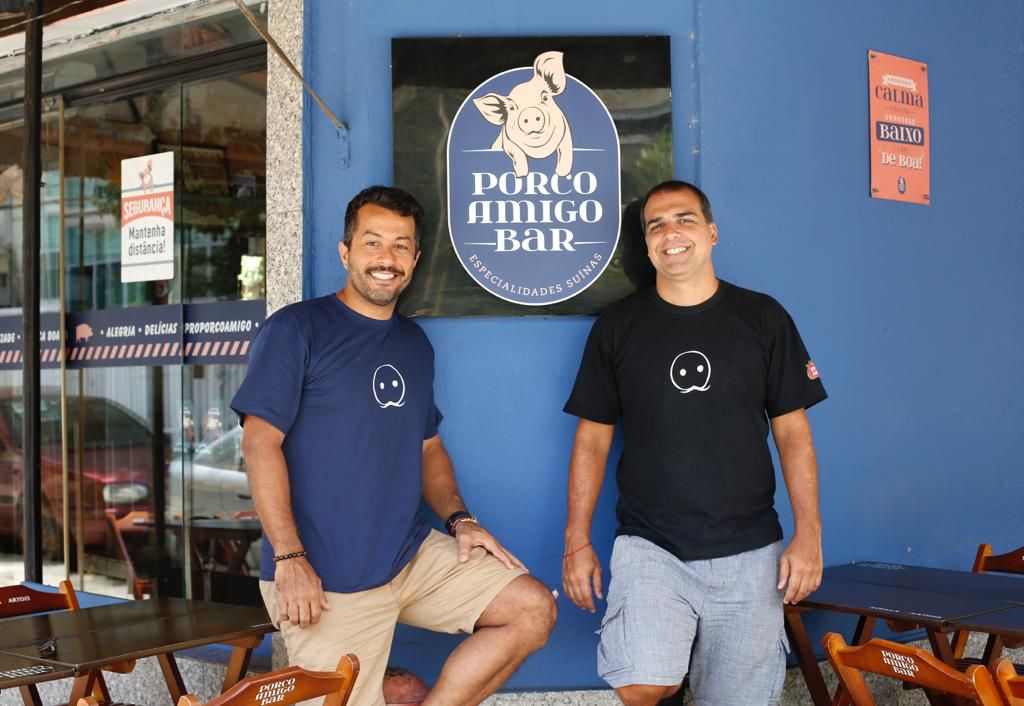 Foto mostra os donos do bar Porco Amigo