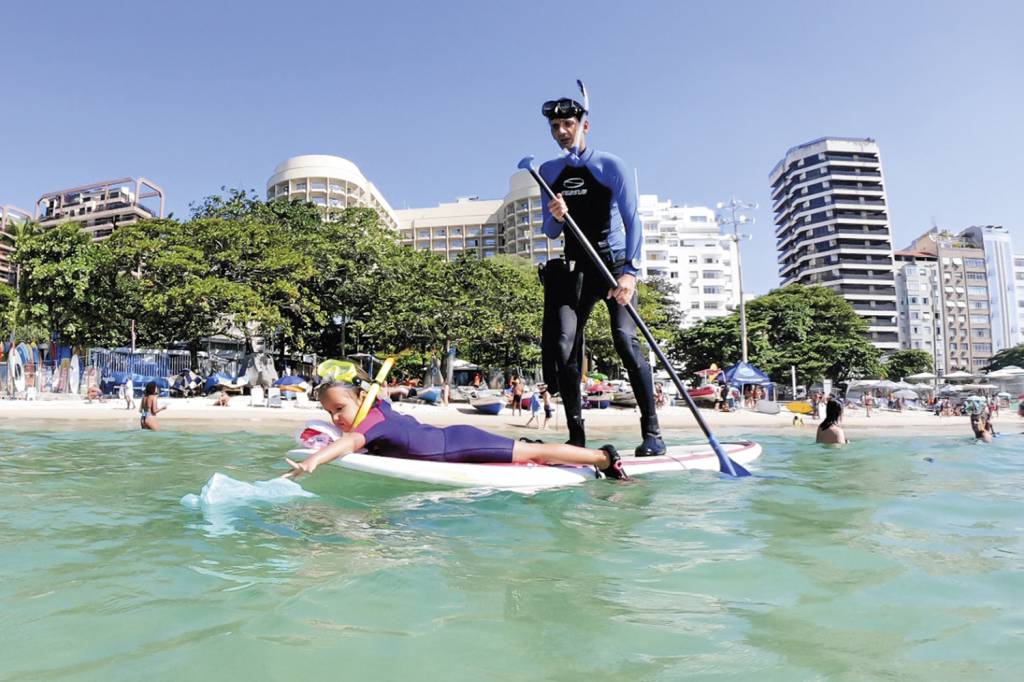 Carioca Nota 10: Nina Gomes recolhe lixo plástico para proteger o oceano
