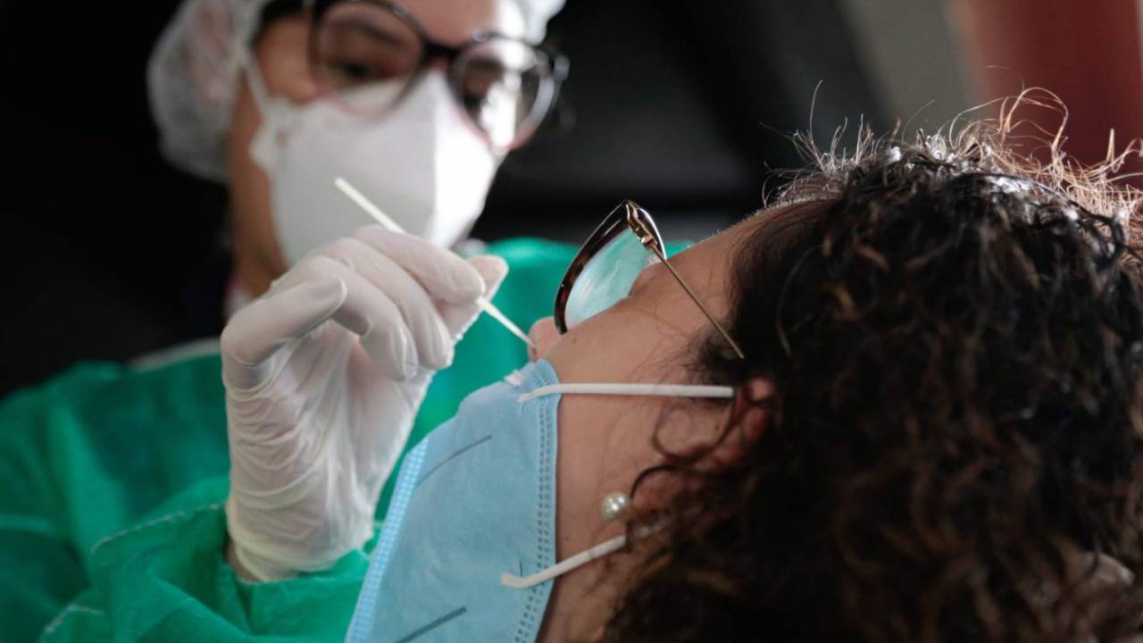 Foto mostra profissional da saúde realizando teste PCR em paciente