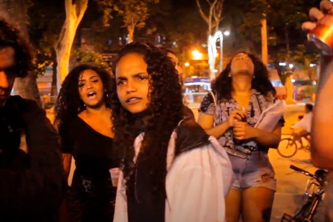 Foto mostra rapper feminina em uma roda de rima