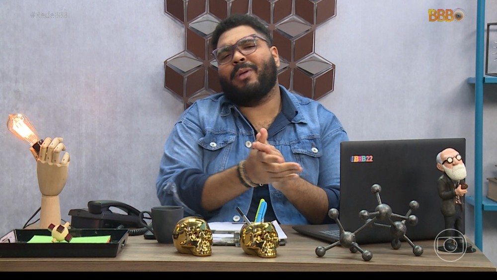 O comediante Paulo Vieira em uma bancada de psicanalista