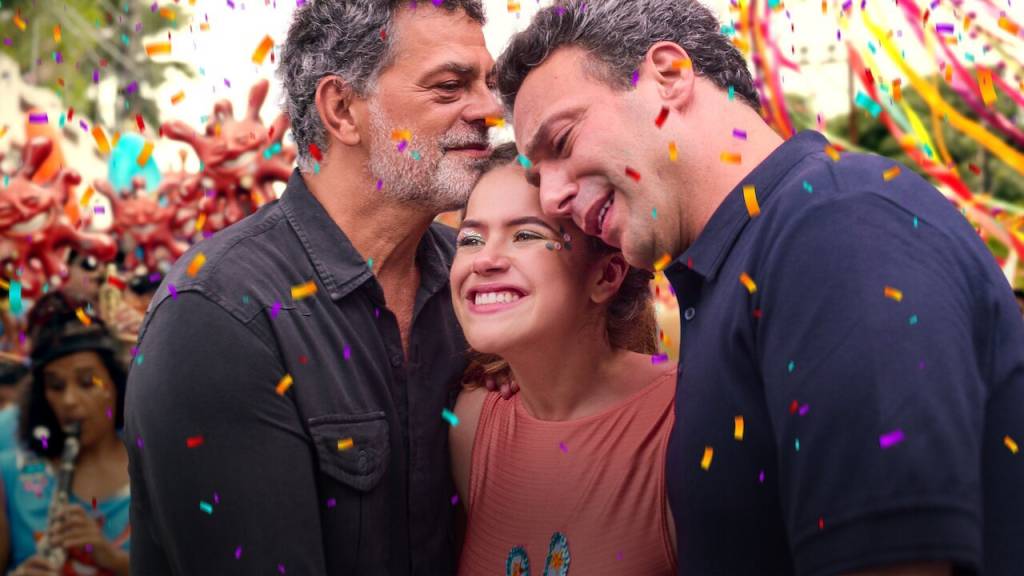 pai-em-dobro Foto mostra menina abraçada com seus dois pais