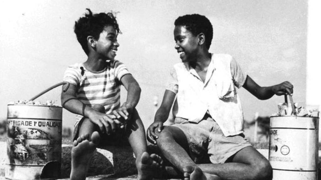 $value (1) Foto mostra dois meninos rindo em foto preto e branco