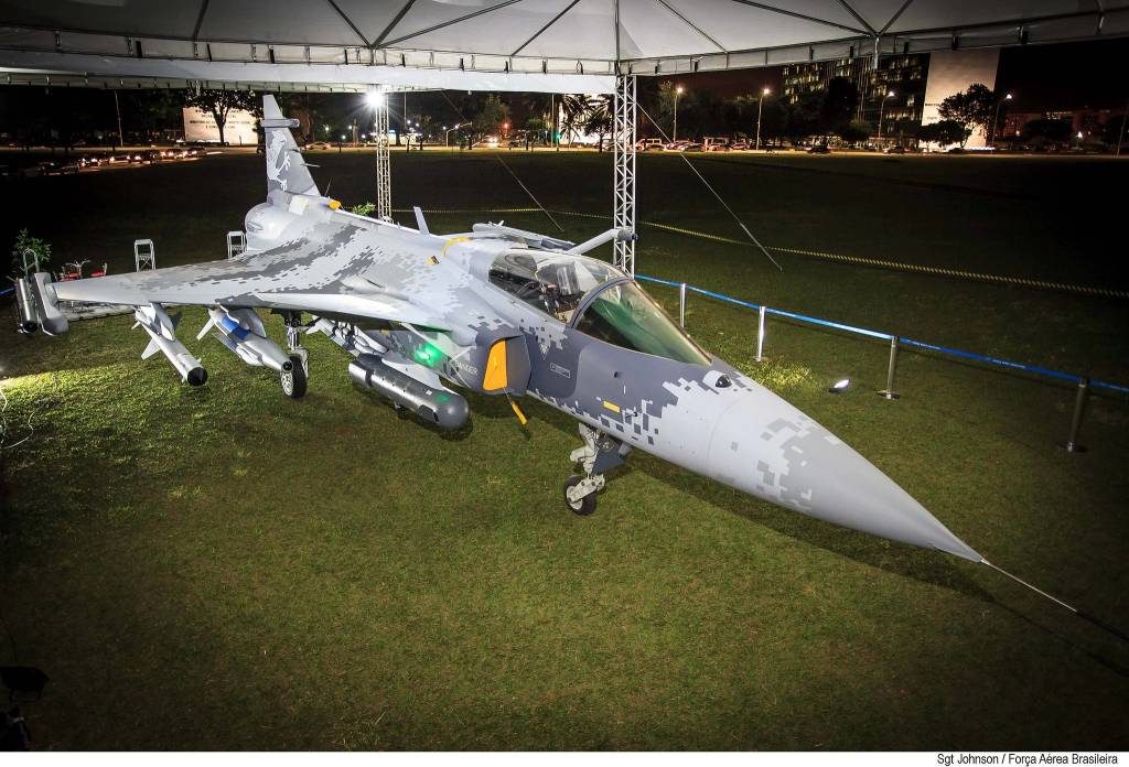 Réplica do novo caça da Força Aérea Brasileira ficará exposta em Botafogo