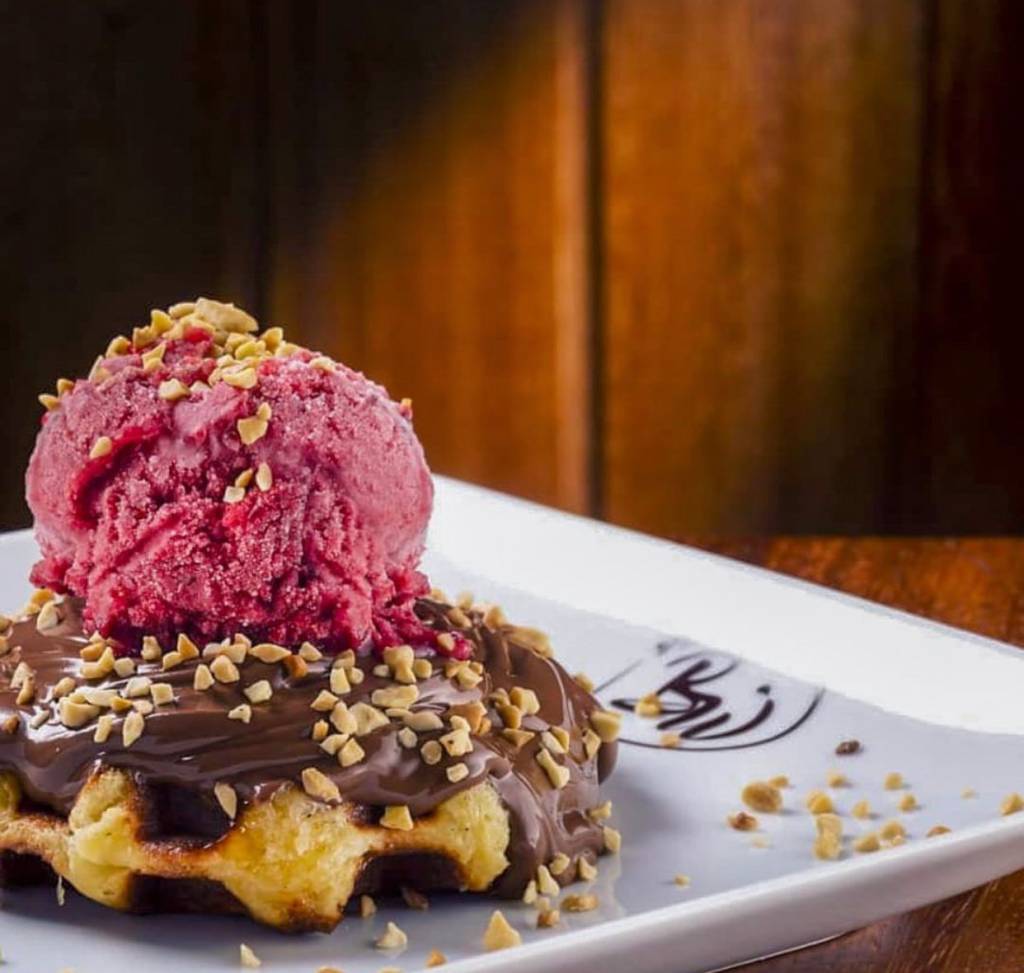IMG_7735 A BW Belgian Waffle tem como grande sucesso o coberto com Nutella, castanhas e sorbet de frutas vermelhas