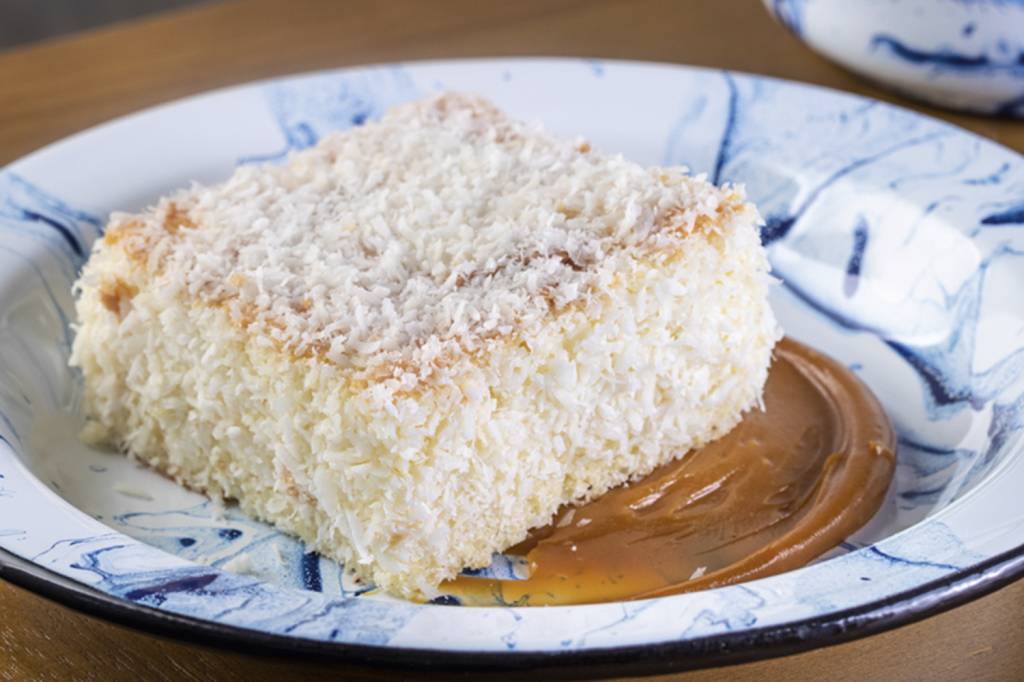 Marinho-Atlântica—Bolo-de-Coco—-Crédito–Tomás-Rangel–reduzida.jpg Bolo gelado de coco