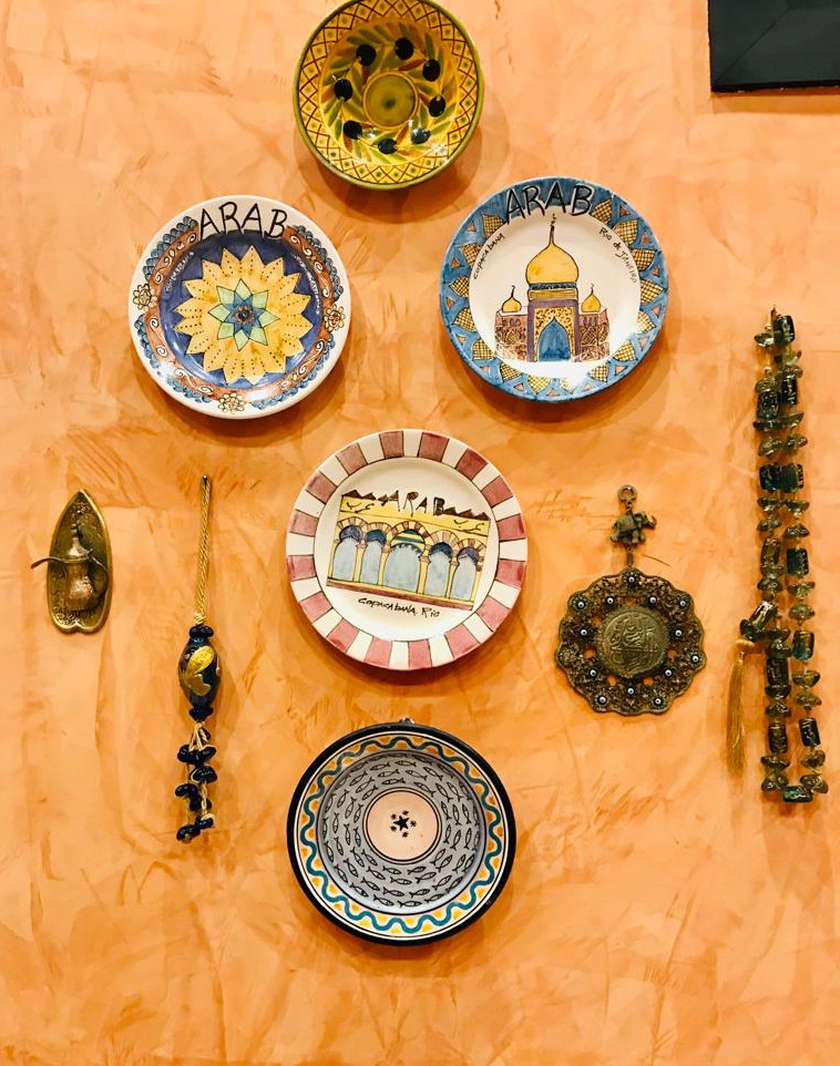 Foto mostra cer&acirc;micas do Oriente M&eacute;dio expostas em parede