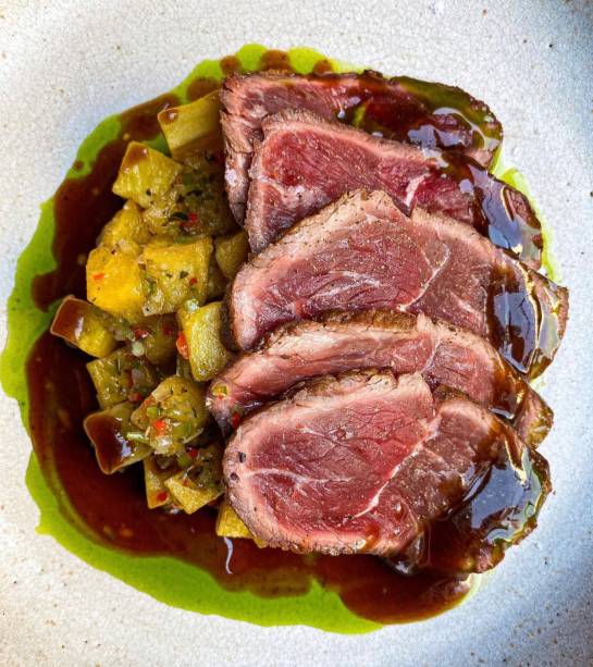 O rosbife do Mäska tem a bela apresentação e as combinações criativas de sabor do chef Pedro Coronha O rosbife do Mäska tem a bela apresentação e as combinações criativas de sabor do chef Pedro Coronha