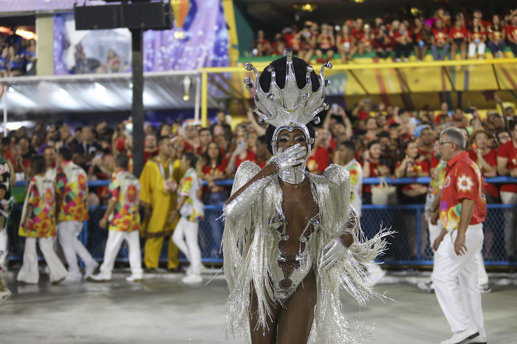 À frente da bateria da Viradouro, Erika Januza encarna duas rainhas