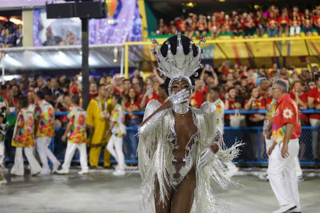 Erika Januza: à frente da bateria do ousado Mestre Ciça