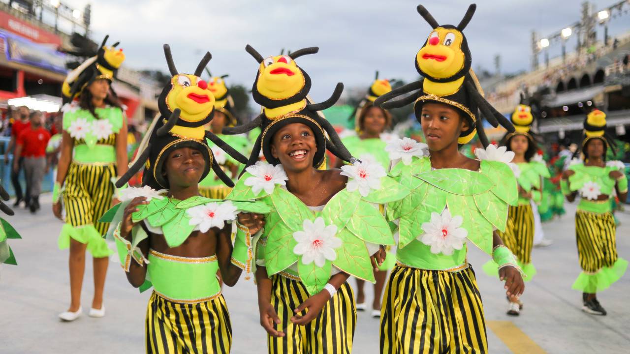 Foto mostra crianças desfilando na Sapucaí
