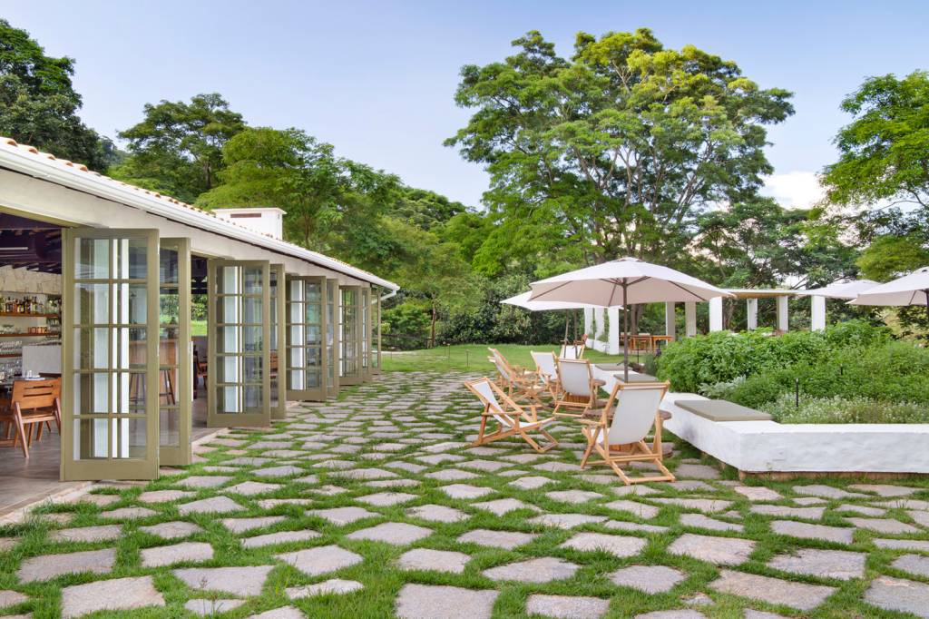 Sítio gastronômico recria textura rústica que lembra casas de pau a pique