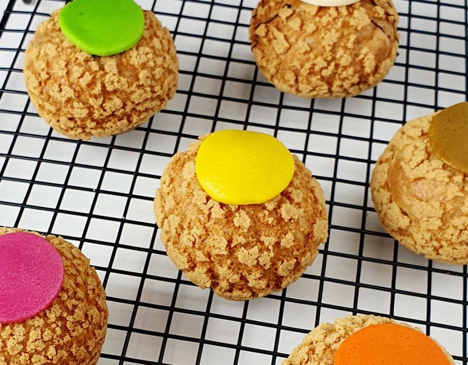 Recheados: a massa leve e oca recebe cremes de confeiteiro em versões especiais como banoffee