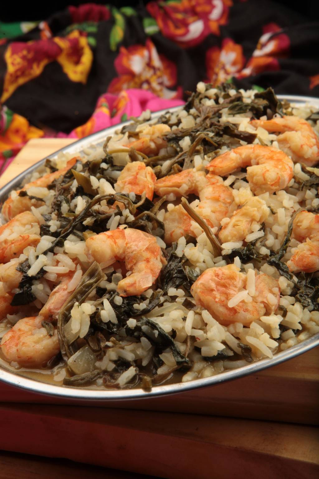 Pescados na Brasa_Arroz Paraense_Cred Berg Silva_ Paraense: arroz farto do Pescados na Brasa tem camarões, jambu e tucupi no preparo