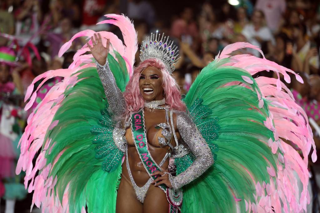 Rainha da Mangueira enche o peito para afirmar que é cria do morro