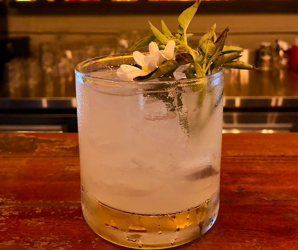 Drinques e petiscos na pista até de manhã