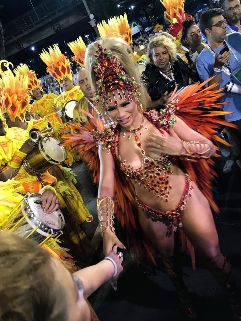 Por que a fantasia da rainha de bateria da Tijuca custou 100 000 reais