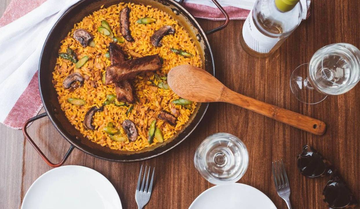 Paella: o domingo dedicado ao prato espanhol no Venga convida chefs que criam suas versões na casa de Ipanema