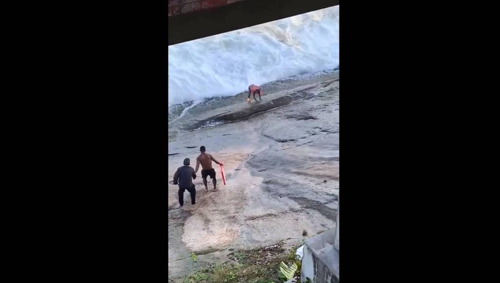 Surfista resgata salva-vidas durante ressaca em São Conrado