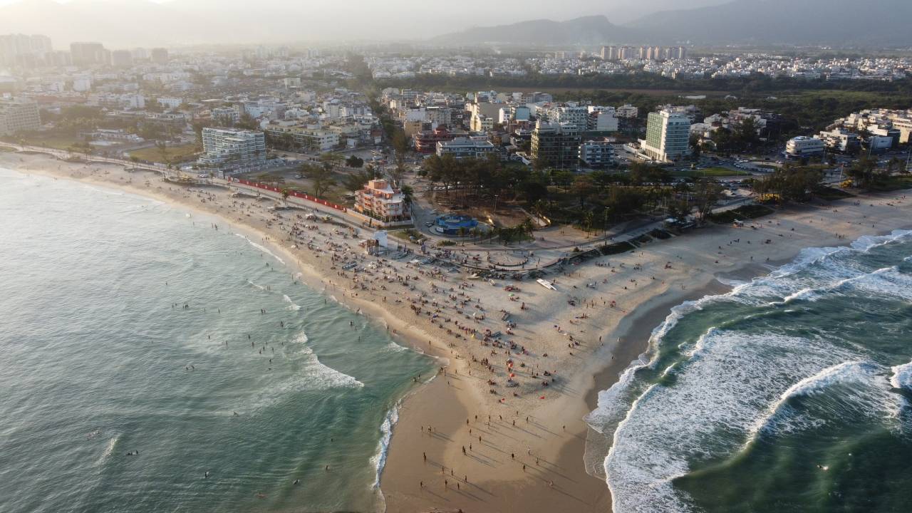 Foto mostra quebra-mar da Barra da Tijuca
