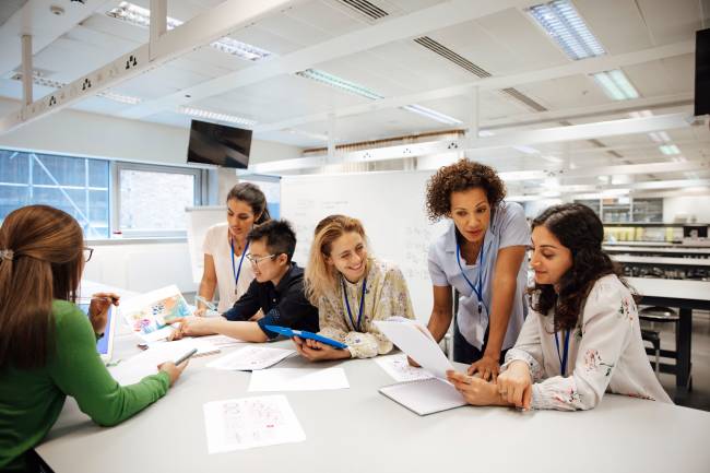 Criação de inovações inovações ocorre através de pesquisa e desenvolvimento (P&D), com equipes e laboratórios dedicados a estudar algo específico