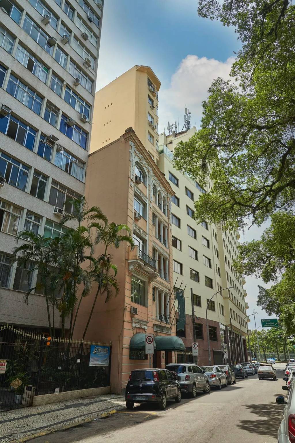Hotel Inglês Divulgação Hotel Inglês, no Catete, será um residencial de 16 unidadesO Hotel Inglês, na Rua Silveira Martins, 20, Catete, encerrou as suas atividades em janeiro deste ano. Ele será demolido e no terreno será construído o empreendimento Verdano Spazio, com apenas 16 unidades de 70 metros quadrados na tipologia quarto e sala. O empreendimento terá lazer sob medida com espaço gourmet e fitness. Segundo Antônio Andrade, sócio-diretor da incorporadora Missões, o lançamento será neste primeiro semestre.