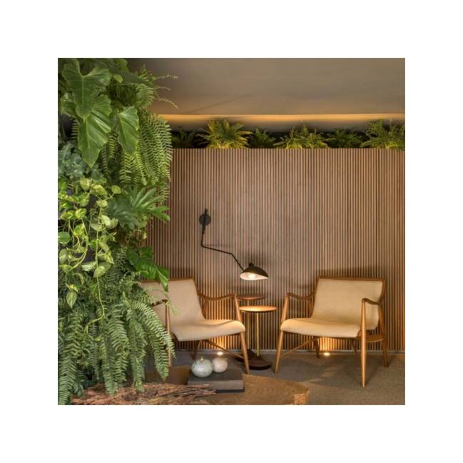 Onda Verde A imagem mostra uma sala com um jardim vertical.