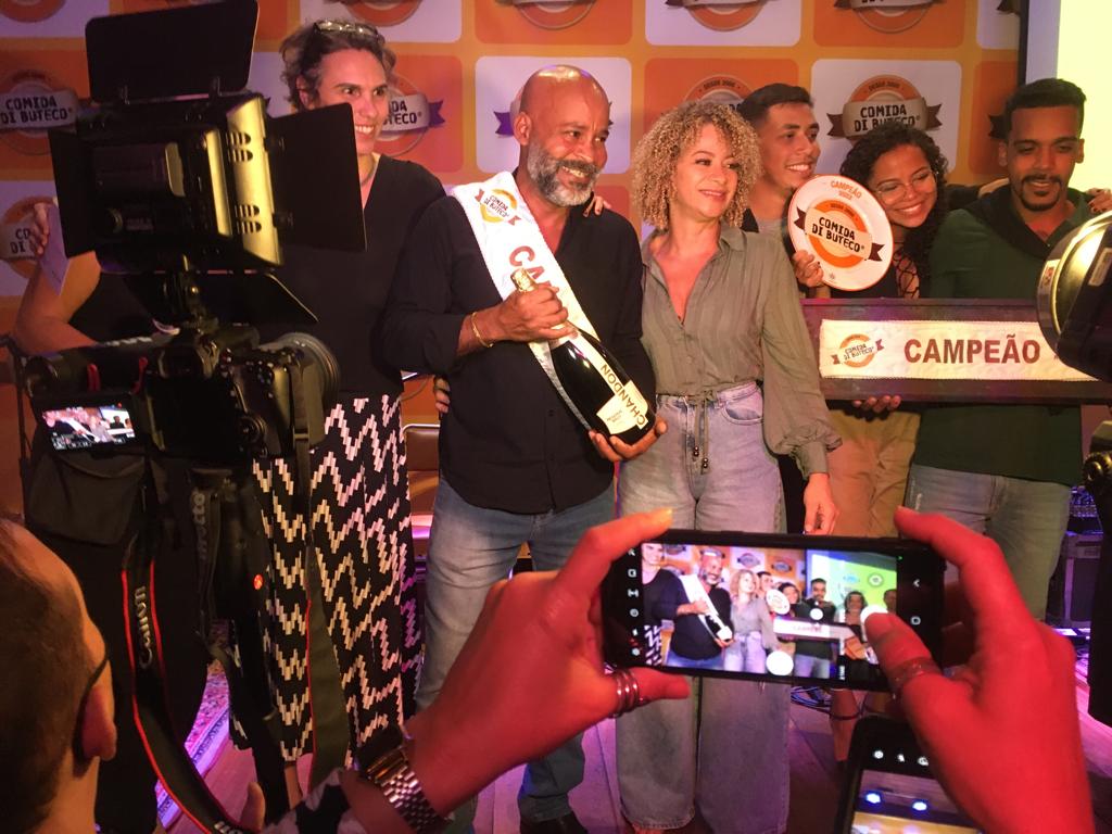 Tricampe&atilde;o: David recebe a faixa e o prato em festa com samba na Lapa