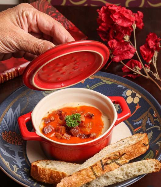 Juliette: panelinha de frango e bacon tem bechamel e molho de pimentão vermelho Juliette: panelinha de frango e bacon tem bechamel e molho de pimentão vermelho