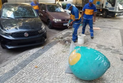 orelhões quebrados são retirados das ruas de Copacabana