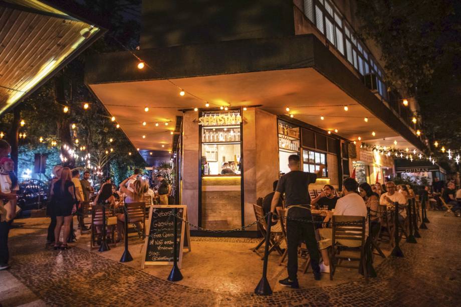Sebastian: bar tem apenas mesas na calçada de cenário acolhedor na Gávea Sebastian: bar tem apenas mesas na calçada de cenário acolhedor na Gávea