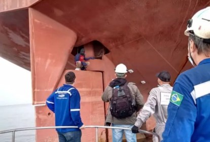 Camaronês é encontrado em leme de navio na Baía de Guanabara