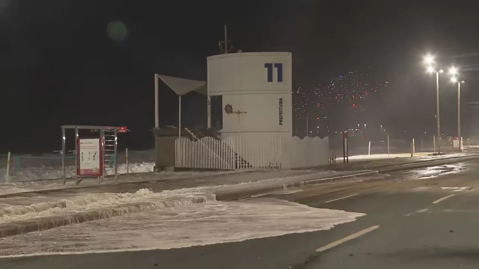 Alerta, Rio: ressaca atinge orla e ondas chegam ao calçadão da Zona Sul