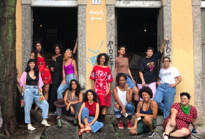 Residentes da Despina reunidos em frente à sede da associação, na Glória.