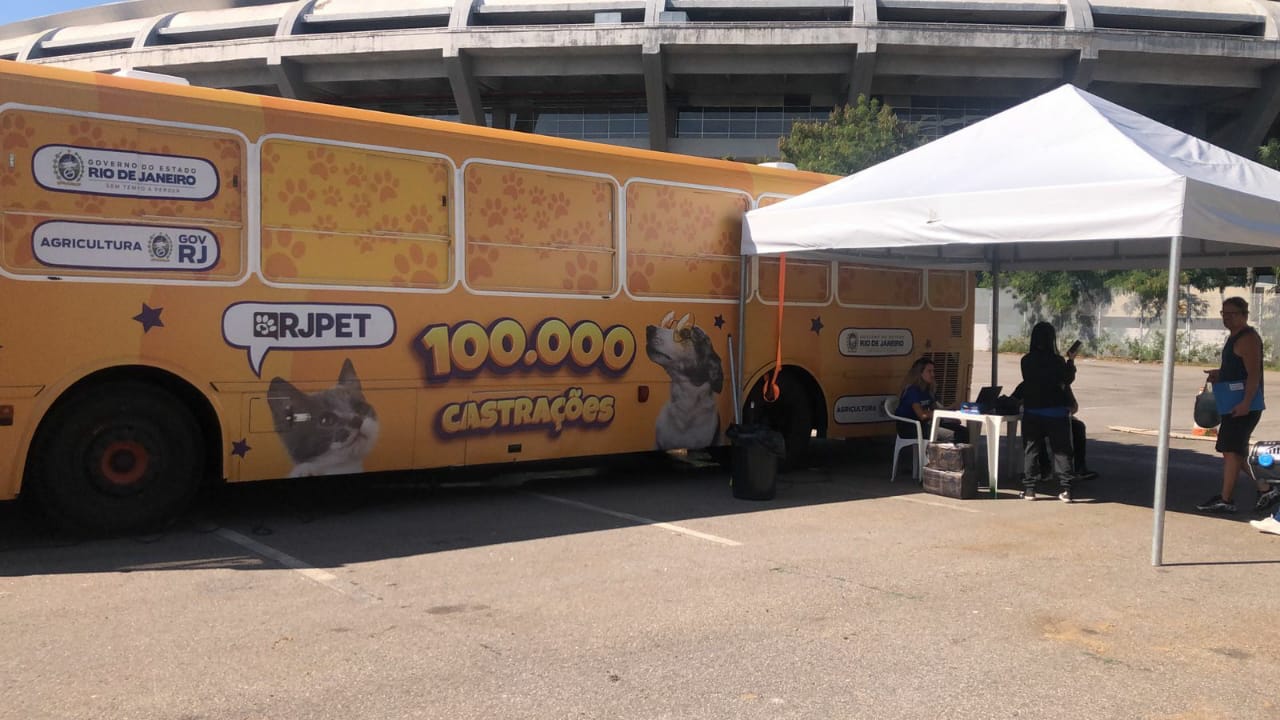 Foto mostra ônibus Castramóvel em frente ao Maracanã