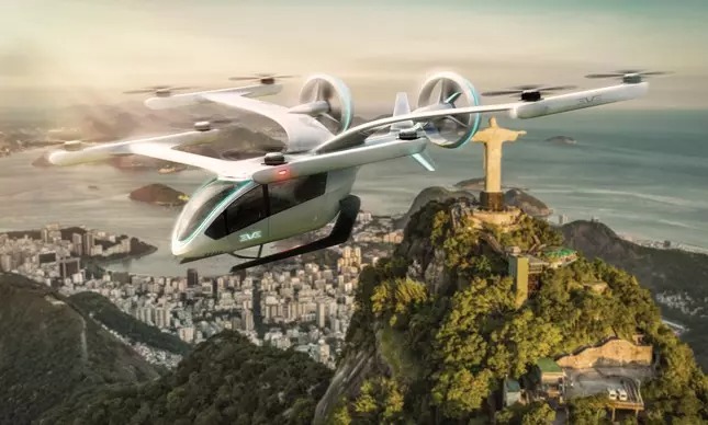 Eve, empresa de mobilidade aérea urbana da Embraer, prevê que até 2035 mais de 200 “carros voadores” (veículo elétrico de pouso e decolagem vertical “eVTOL”, na sigla em inglês) transportem cerca de 4,5 milhões de passageiros em mais de 100 rotas anualmente no Rio de Janeiro e região metropolitana do estado