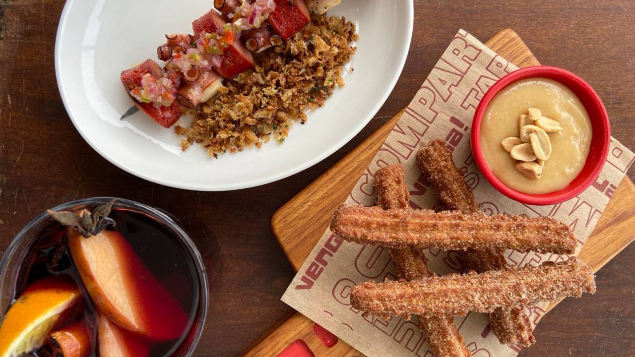 San Juan: espeto de salsichão com polvo e churros com calda de paçoca estão no menu especial