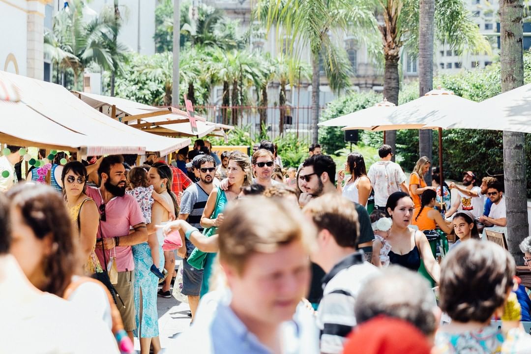 Foto mostra pessoas na feira Junta Local