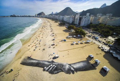 Copacabana entra para a ‘maior corrente humana do mundo’ com megapintura