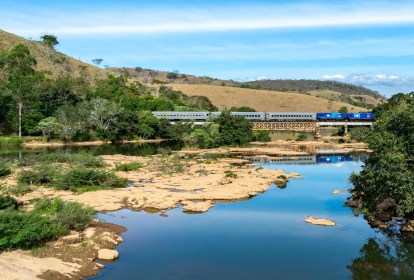 Foto mostra trem passando por paisagem